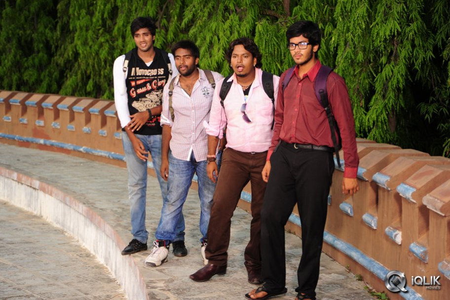 Amma Nanna Oorelithe